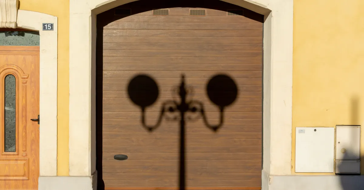 How Long Does It Take for a Garage Door Light to Go Off? &mdash; How long does it take for a garage door light to go off?